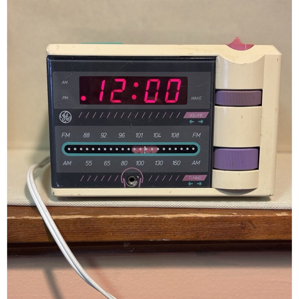 Vintage 80s GE P 'Jammer AM FM Radio Alarm Clock Earbuds minor text fading Retro
